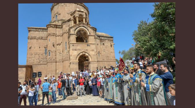 DUALAR VAN GÖLÜ’NÜN MAVİLİĞİNE BIRAKILDI