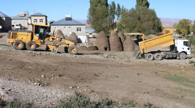 ÖZALP'TA YOL ÇALIŞMASI