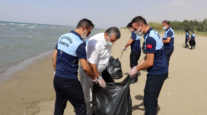 ZABITALAR SAHİLDE ÇÖP TOPLADI