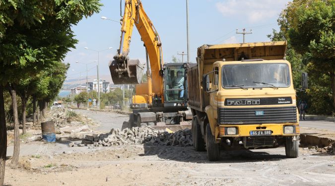 GEVAŞ'TA YOL ÇALIŞMALARI