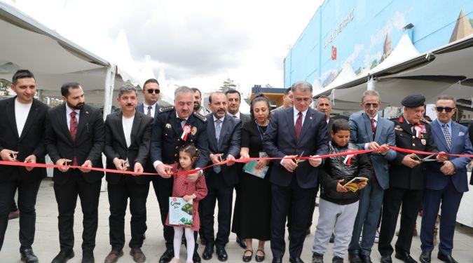 VAN YAZARLAR FUARI AÇILDI
