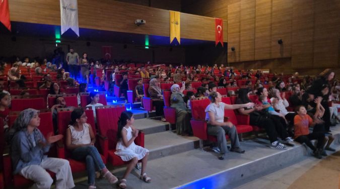 ÇOCUKLAR İÇİN TİYATRO